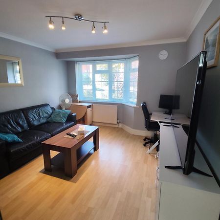 2 Bed Flat Near Station With Parking&Comgarden Daire Sutton  Dış mekan fotoğraf