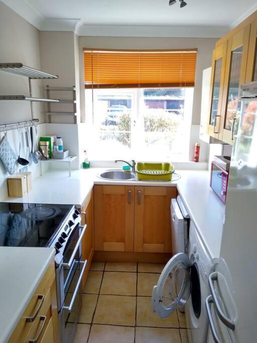 2 Bed Flat Near Station With Parking&Comgarden Daire Sutton  Dış mekan fotoğraf
