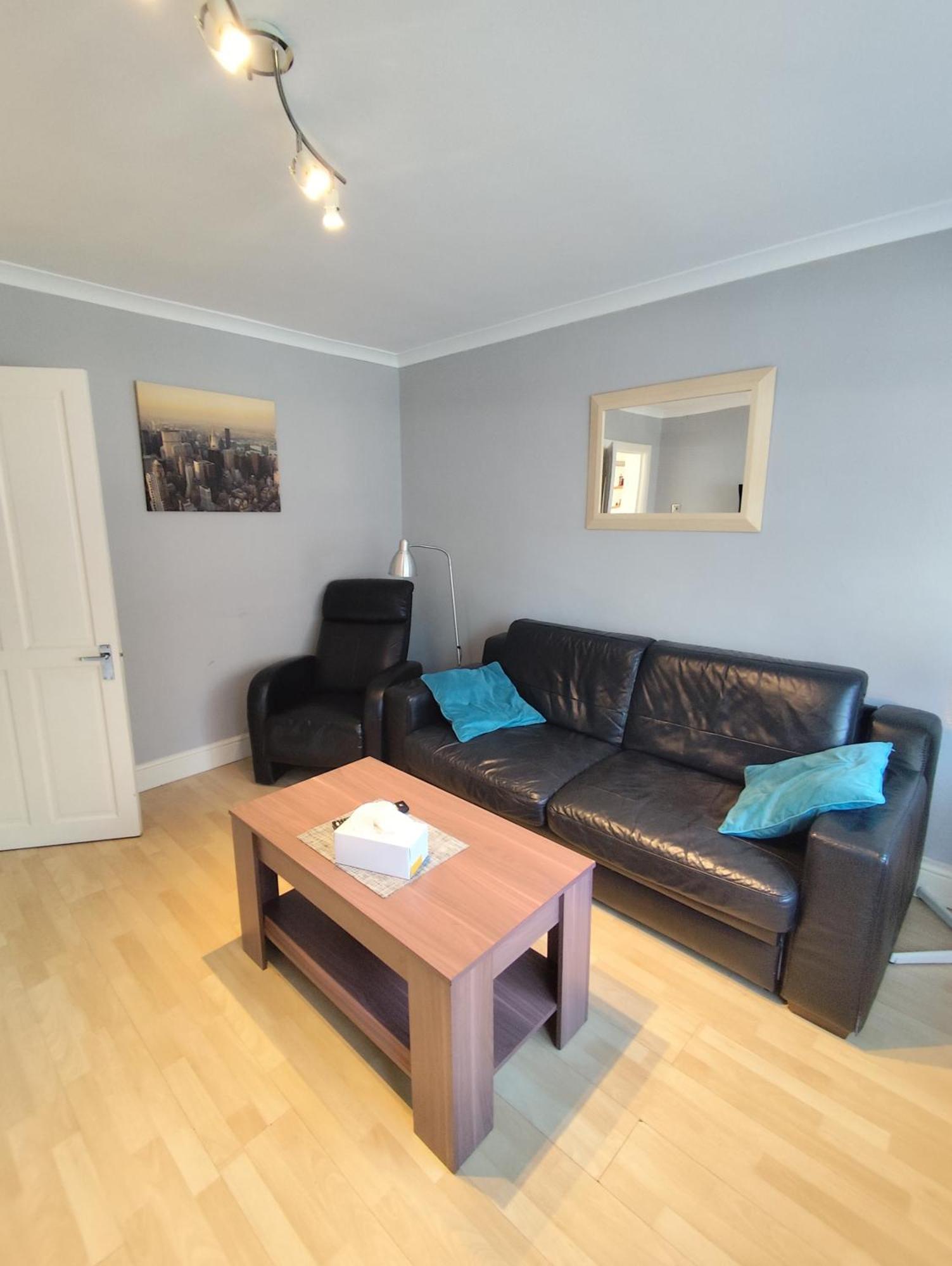 2 Bed Flat Near Station With Parking&Comgarden Daire Sutton  Dış mekan fotoğraf
